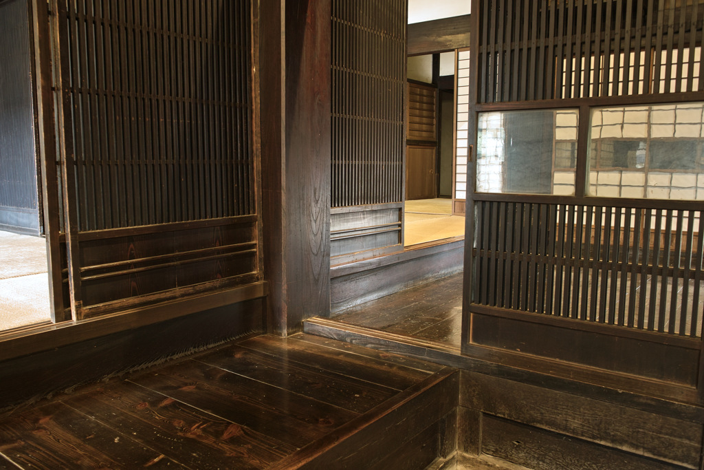 折り重なる引き戸