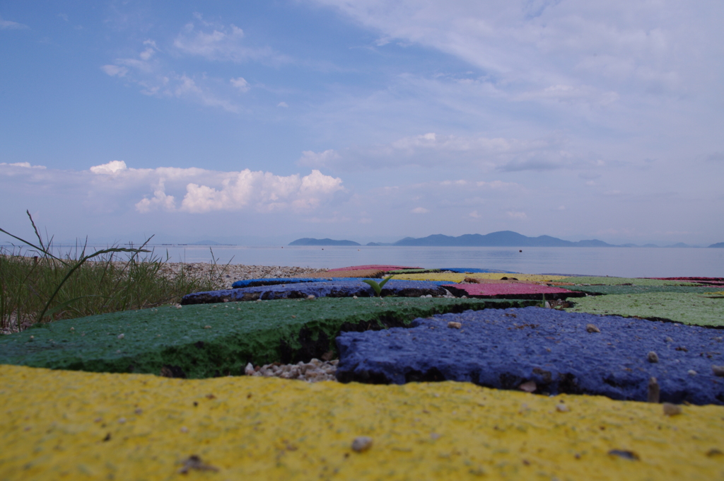 ｶﾗﾌﾙな砂浜の湖
