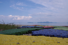 ｶﾗﾌﾙな砂浜の湖