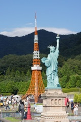 自由の女神、東京タワーをのぞむ