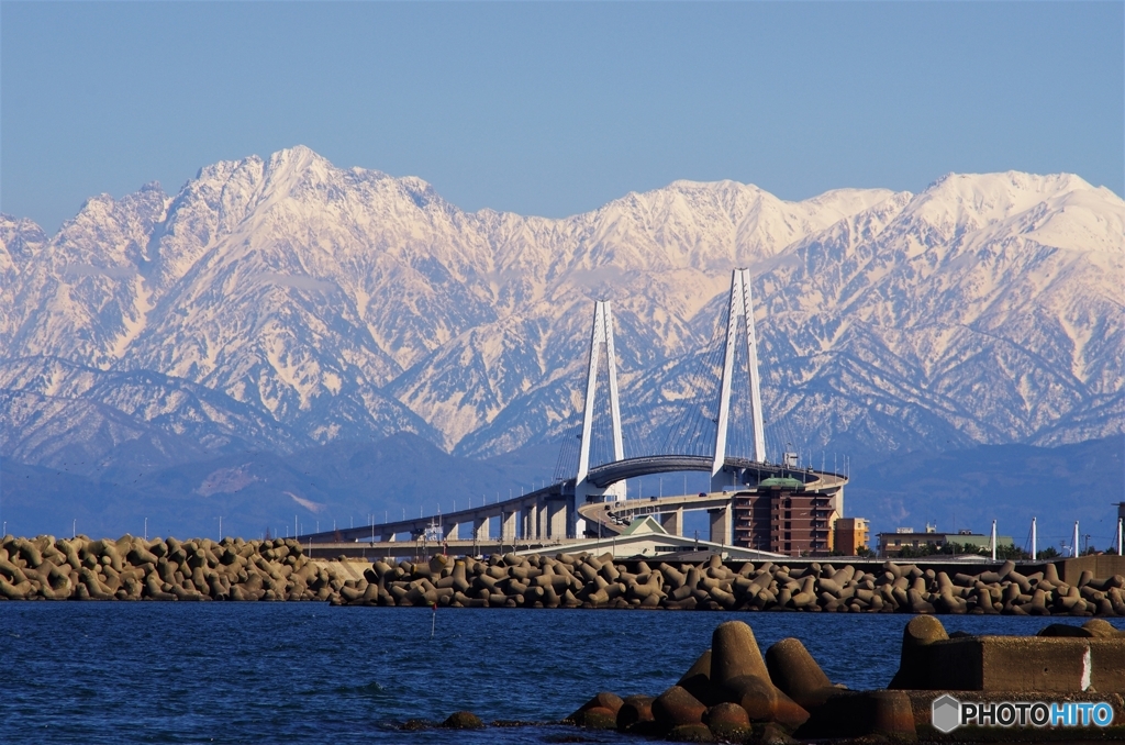 剣岳と新湊大橋