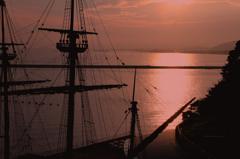 夕日の帆船