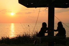 双子と夕日