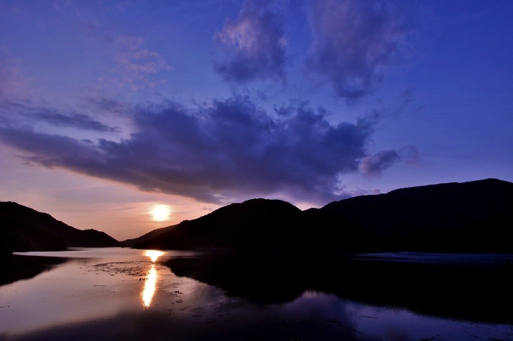 湖畔の夕暮れ