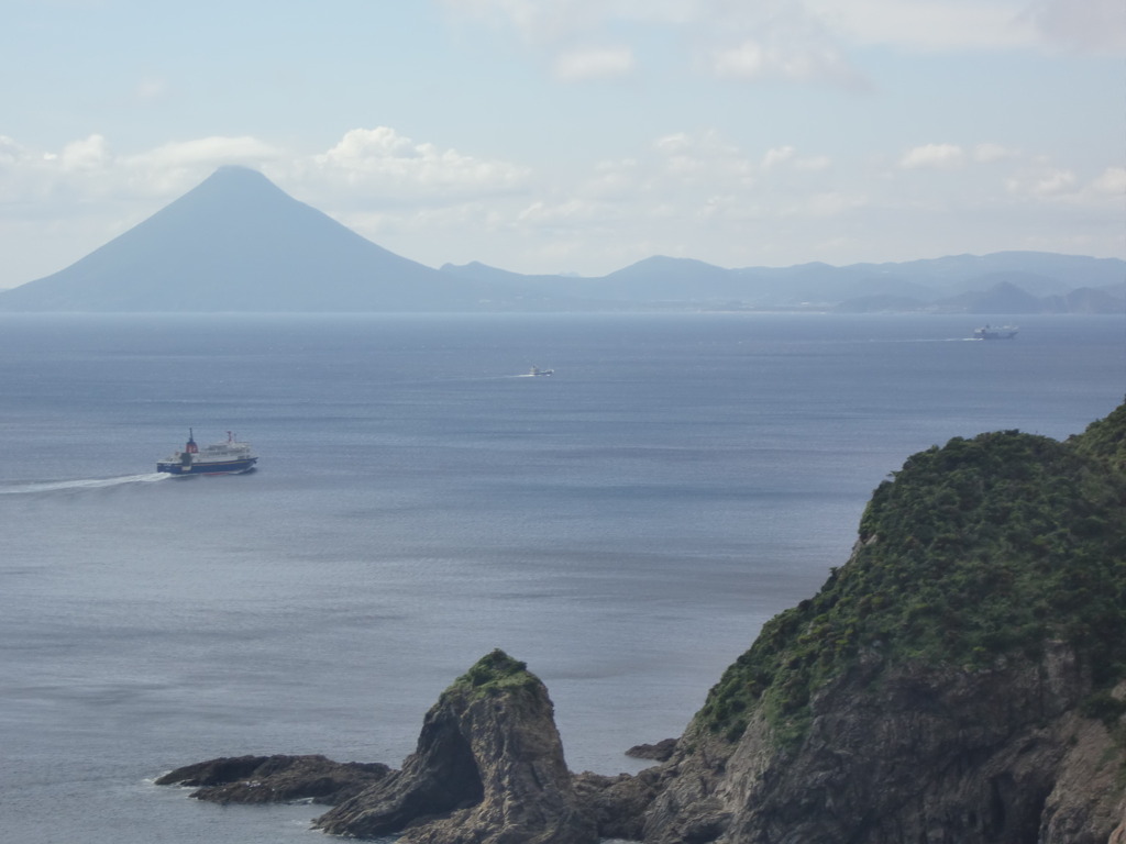 海と山と空と船と岩