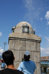 青空に洗剤舞う