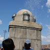 青空に洗剤舞う