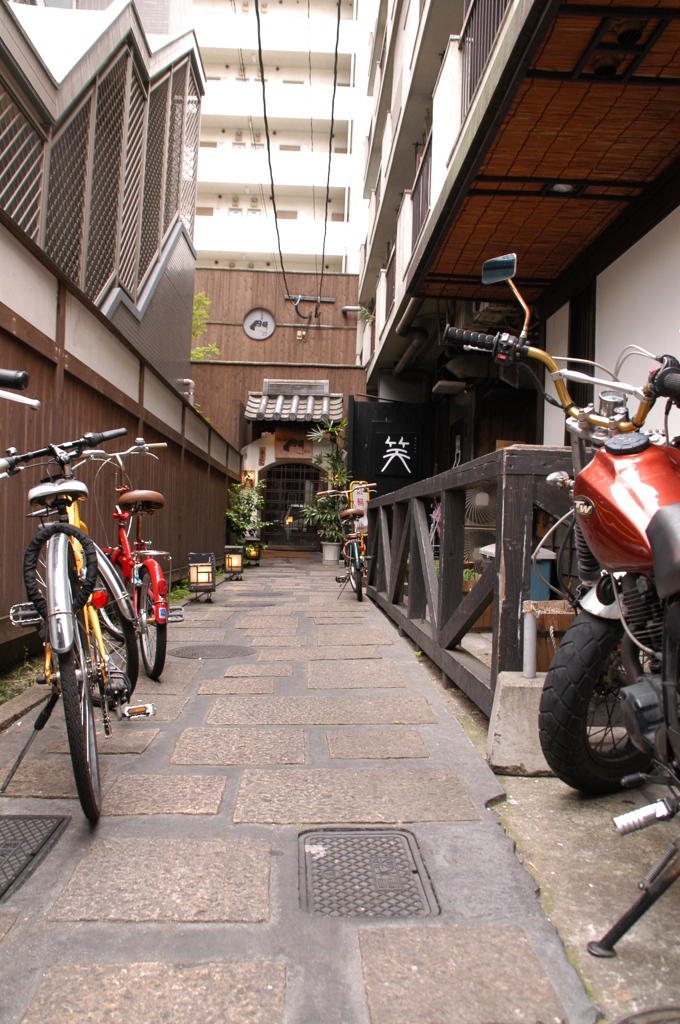 小道の奥まったお店
