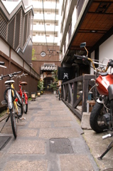 小道の奥まったお店