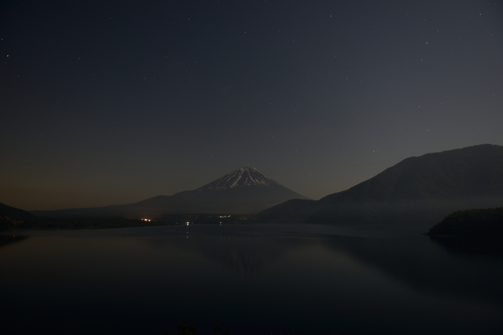 月夜の本栖湖