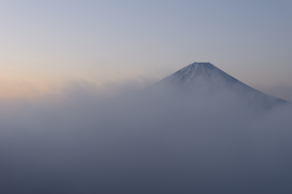 霧の本栖湖