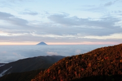 朝日に染まる山