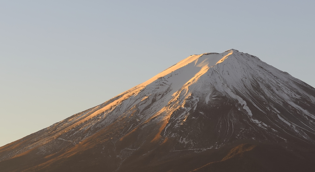 冠雪少な目の富士山