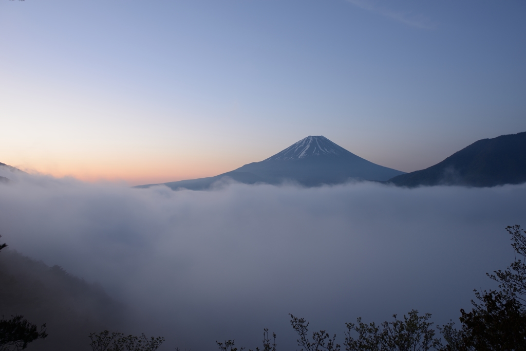 夜明けの本栖湖
