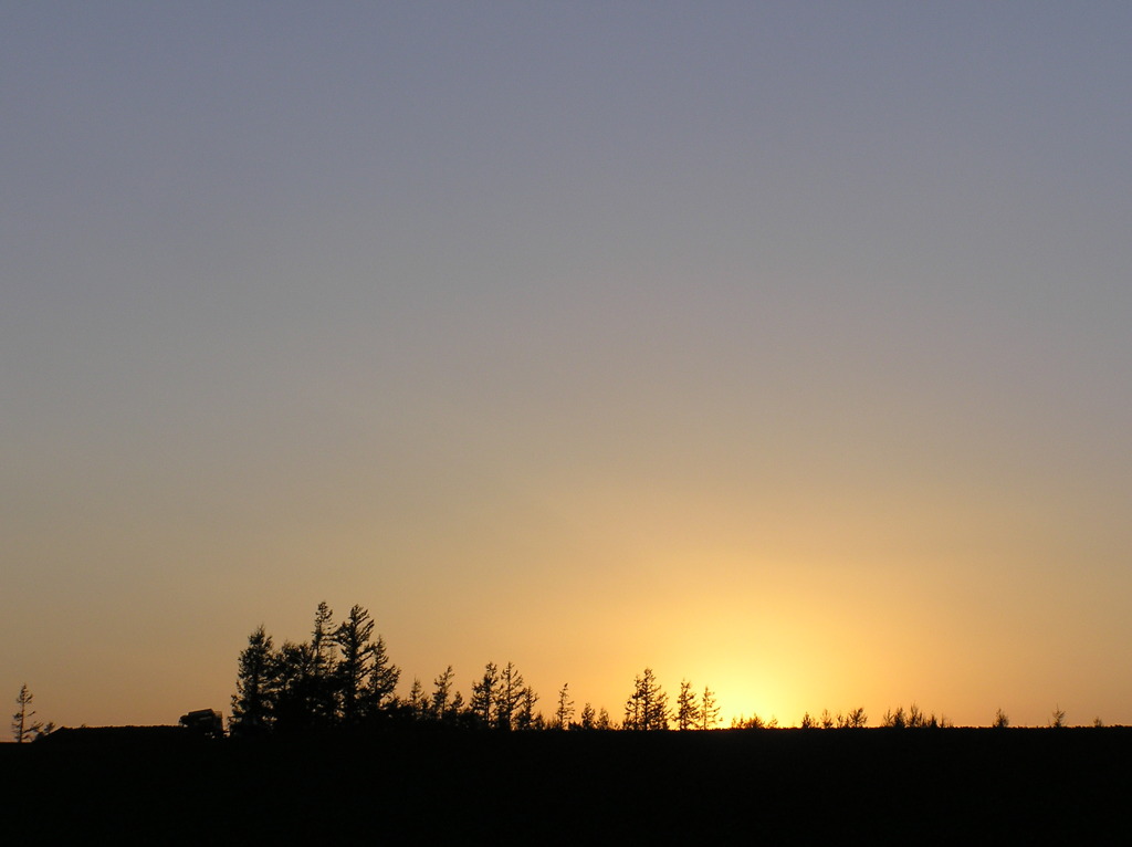 丘の向こうの夕日
