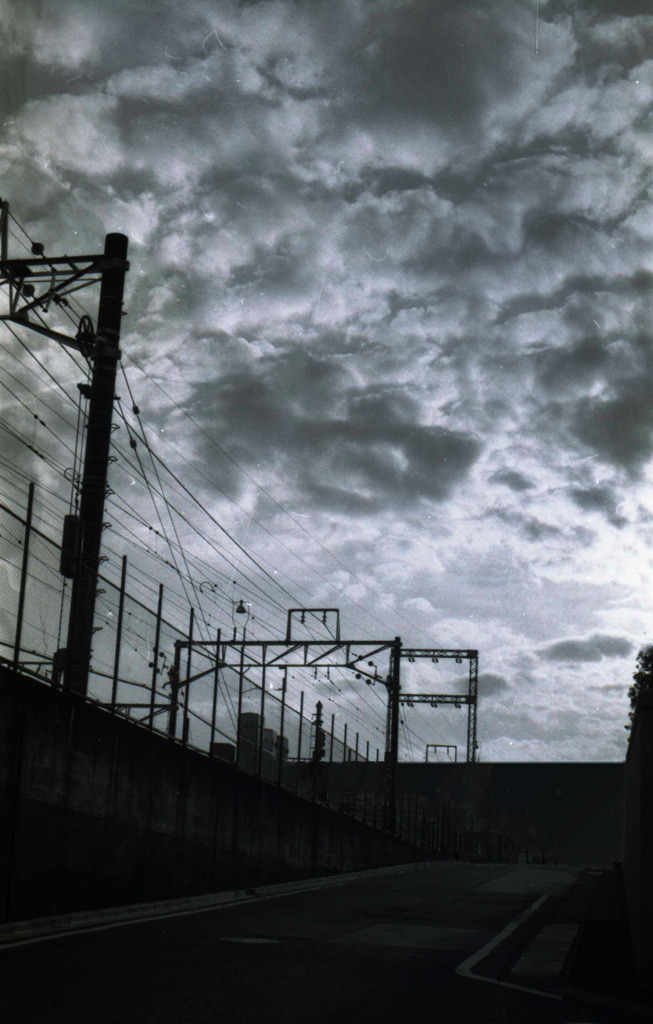 架線と曇空