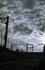 架線と曇空