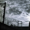 架線と曇空