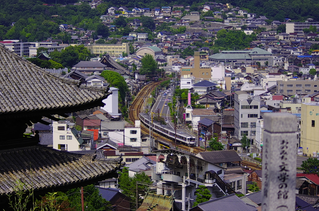 尾道の街並みと電車