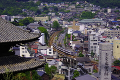 尾道の街並みと電車