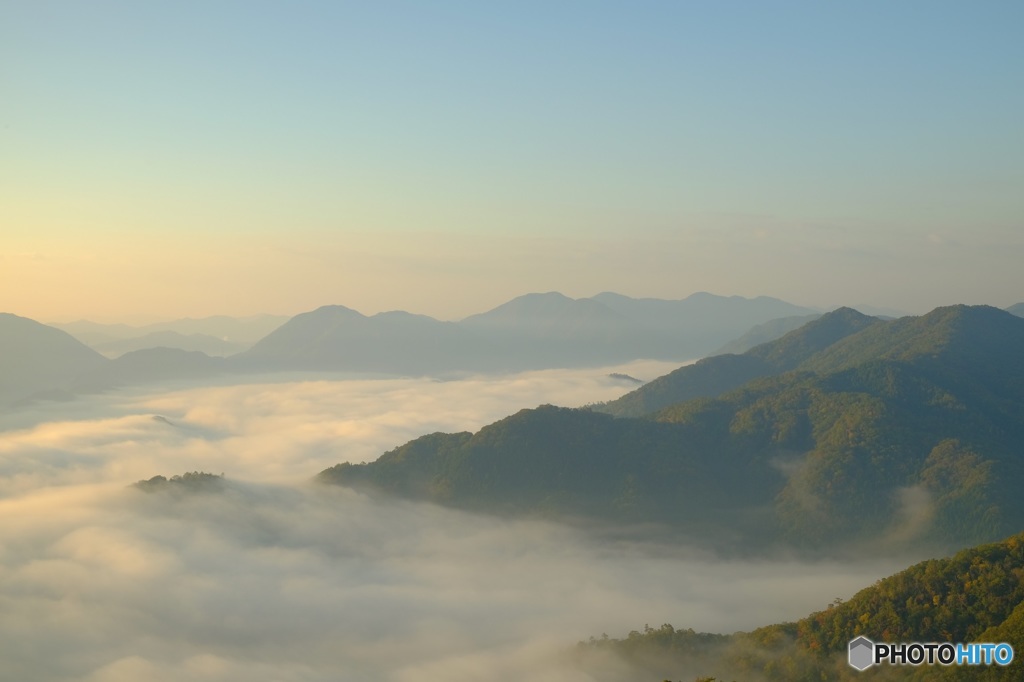 山霧流るる