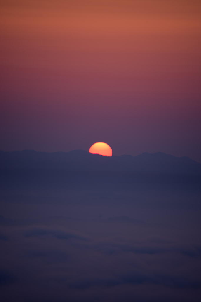 陽が昇る