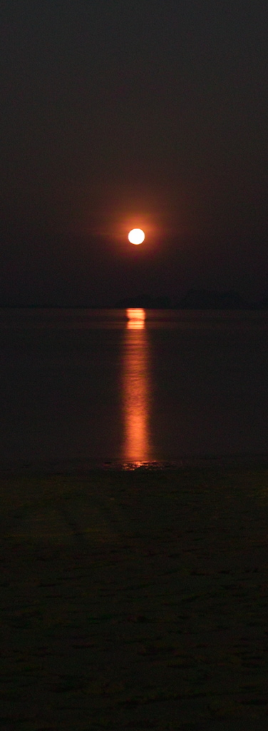 月蝕、クラダン島にて