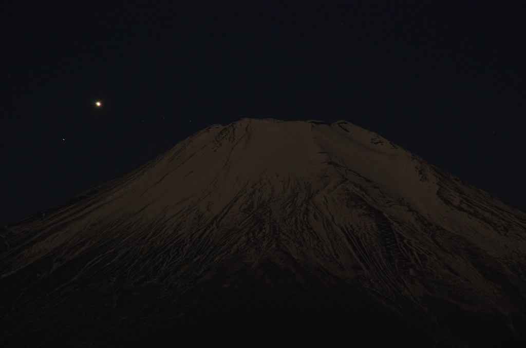 満月に照らされる山頂
