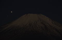 満月に照らされる山頂