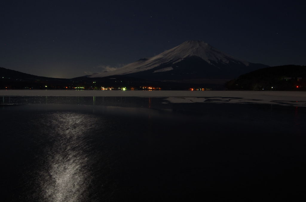 月明りに照らされて