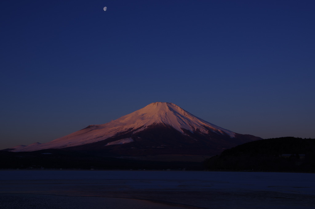 夜明けの月