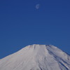 富士の頭上の月