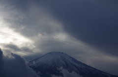 頂上真上の彩雲