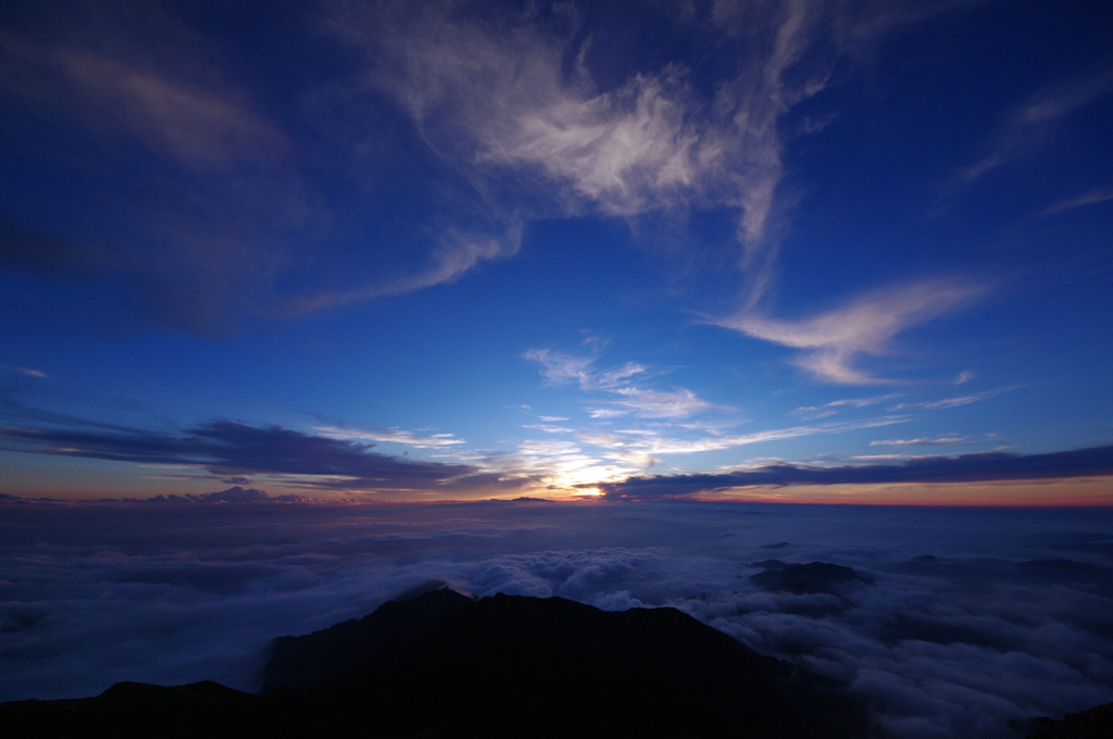 笠ヶ岳山頂から白山方面の夕暮れ