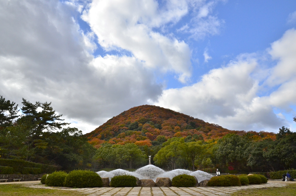 秋空の甲山