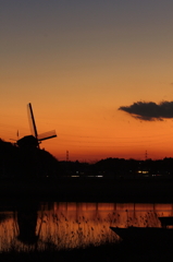 印旛沼・夕景　- 風車と屋形船 -