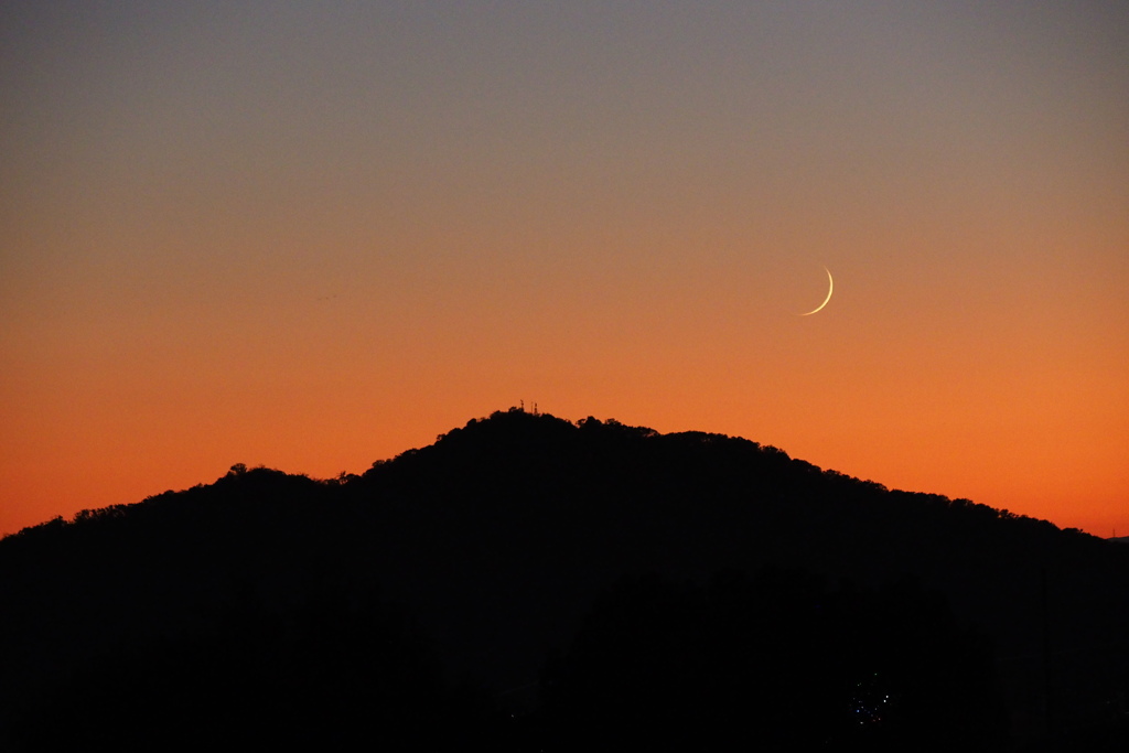 伊木山と細い月