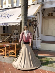 よく見たら手錠らしきものが