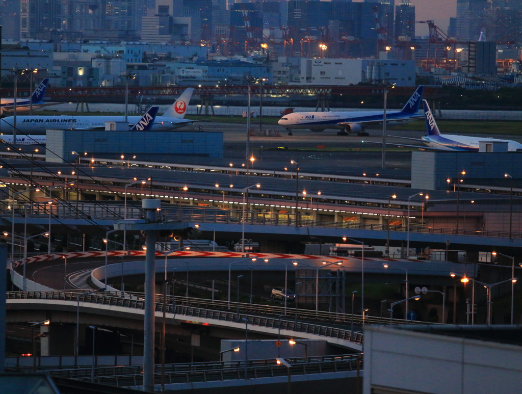 羽田空港の夕暮れ