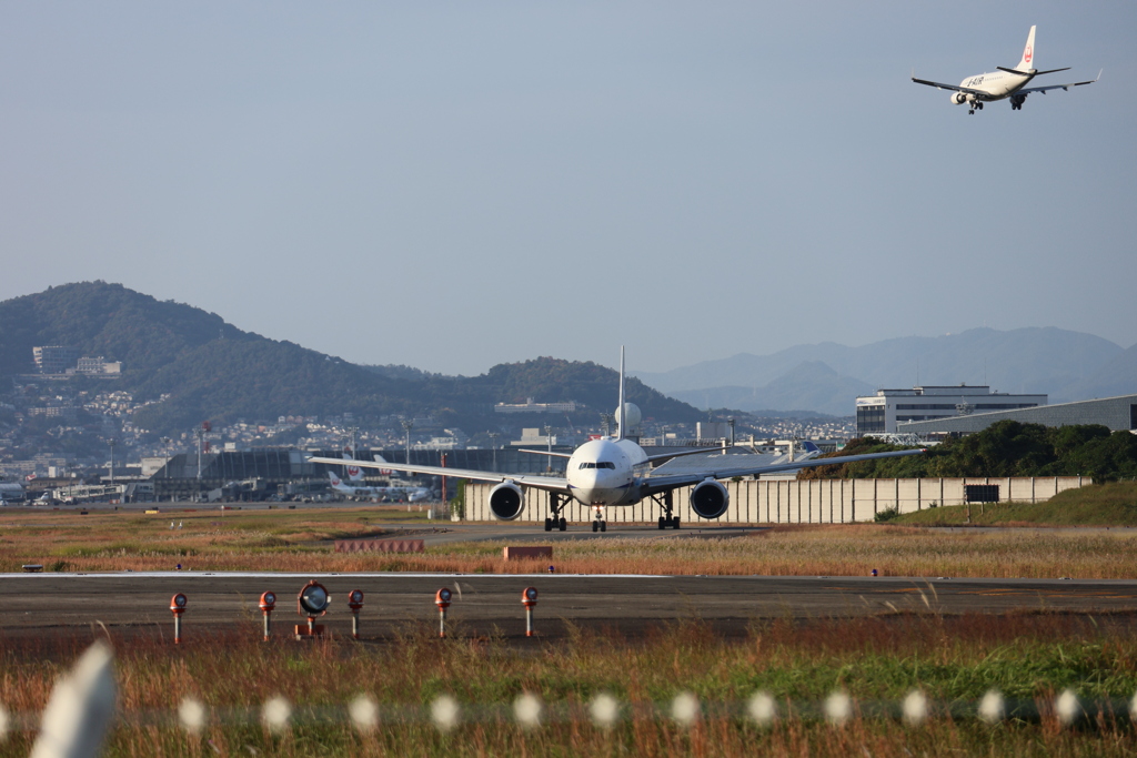 B777-300とE70
