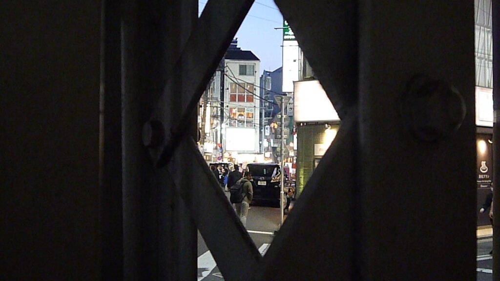 隙間から見える街