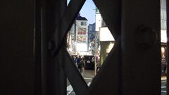 隙間から見える街