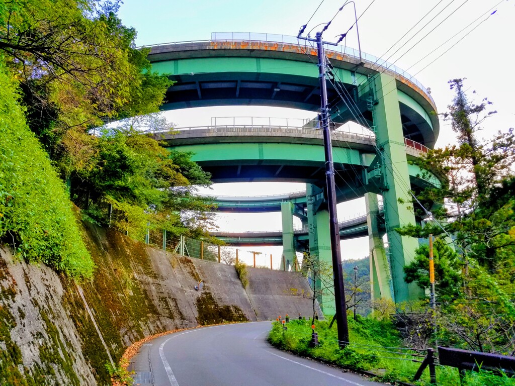 ループ橋を下から