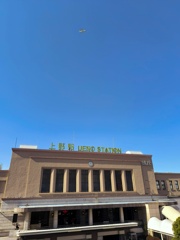 上野駅の上空を飛ぶ