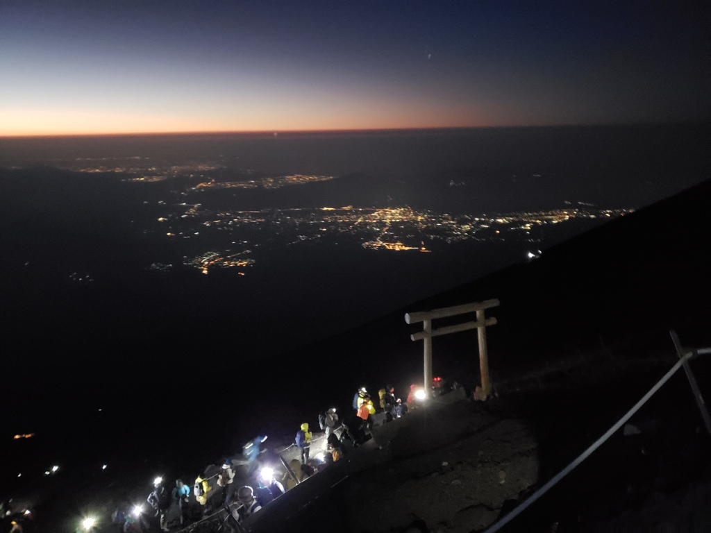 ご来光を求め