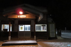 闇夜を照らす駅舎の灯り