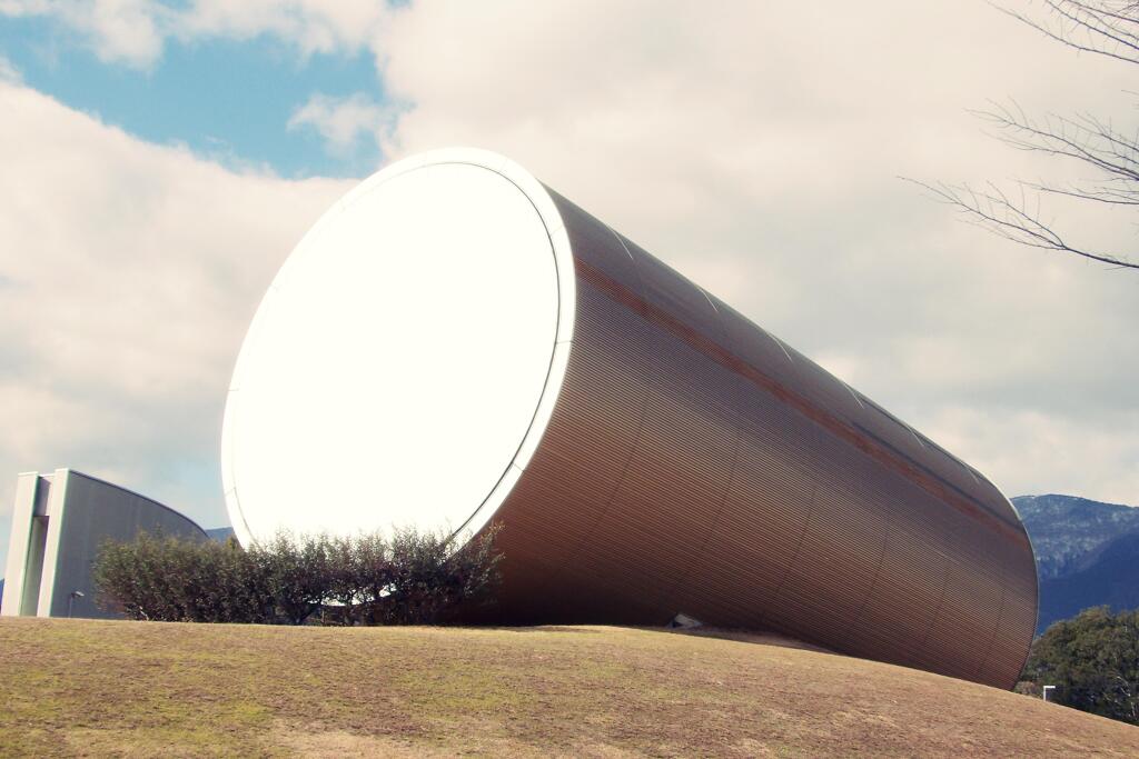 美術館前にて、それは巨大