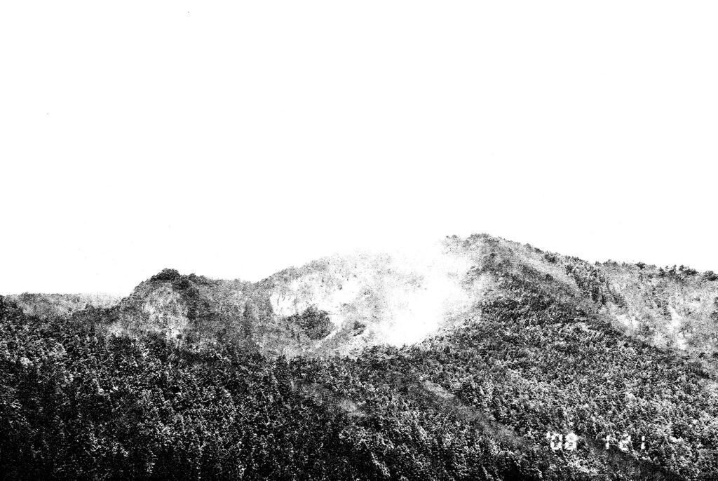 飛ぶ、煙る、山腹