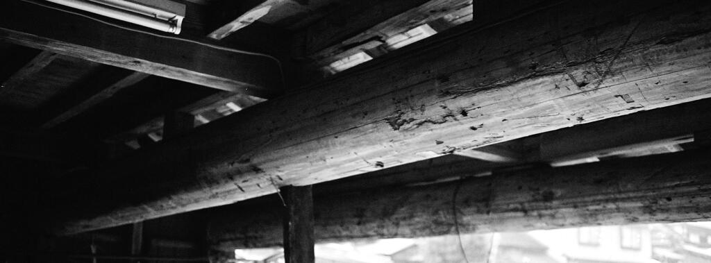 車庫の梁（其の正体は電柱）