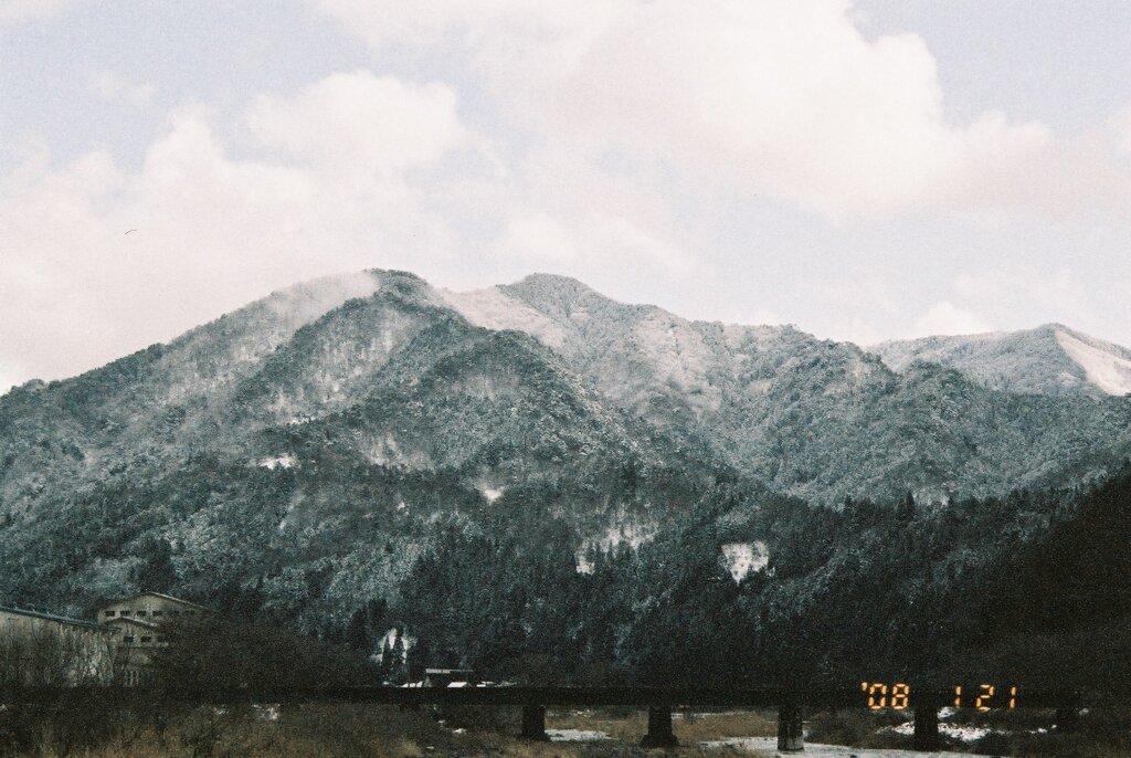 川の向こう、電線を抜けて、鉄橋